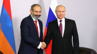 0518armenia-pashinian-with-putin_g282T.jpg