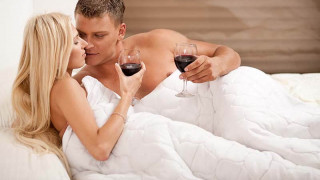 couple-drinking-on-the-bed-in-bedroom_B5xW1.jpg